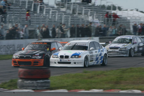 Bimmer fight - Asger Tylak i BMW M3 på ydersiden af Christian Vejby i hans BMW 320i E46 2,0
(Foto: Gripping Media)